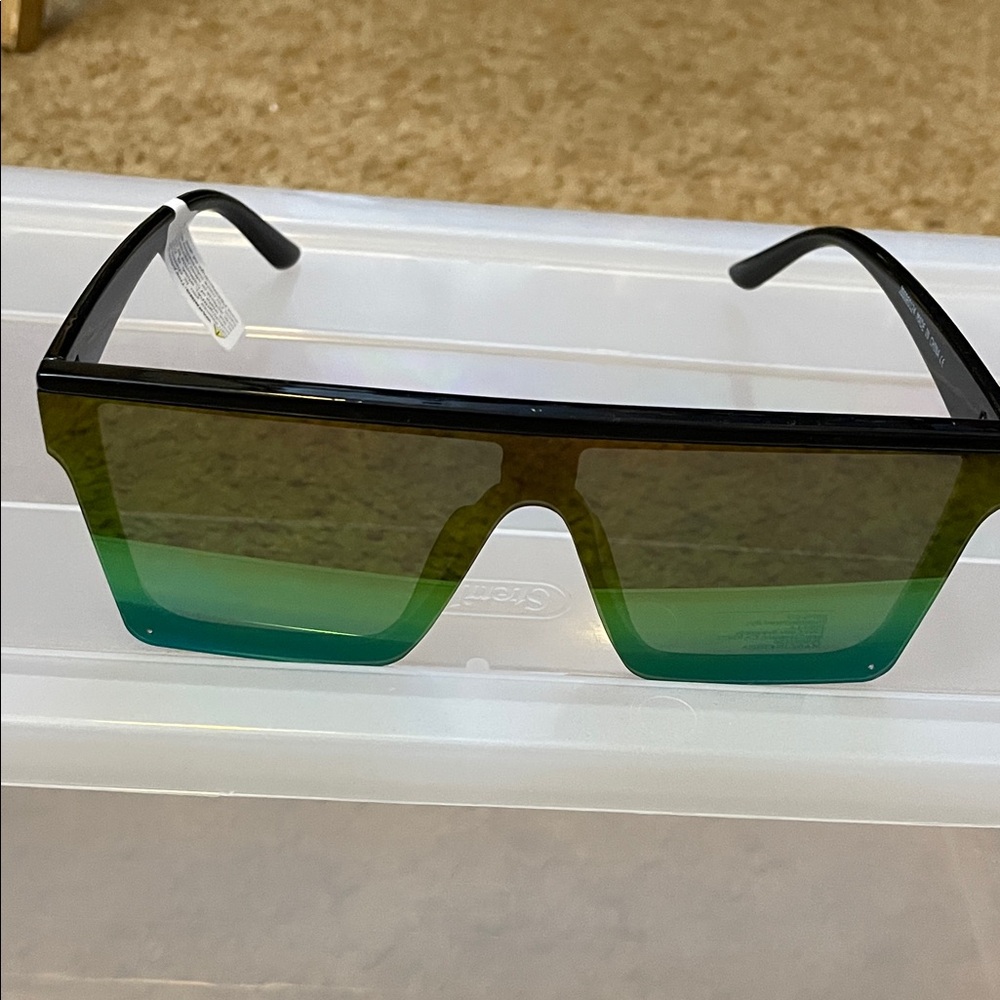 Stylish Green Gradient Sunglasses